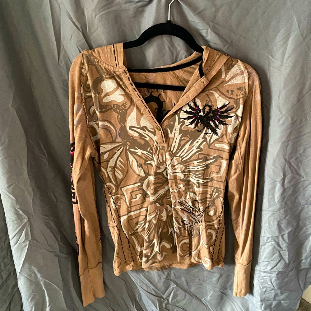 Tan top with nice detail embroidered in black. Few pink gemstones